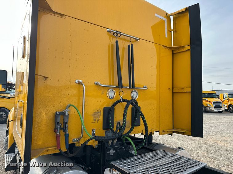 image for item ER4862 2022 Kenworth T680 semi truck