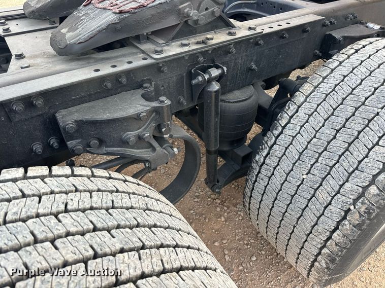 image for item ER4862 2022 Kenworth T680 semi truck