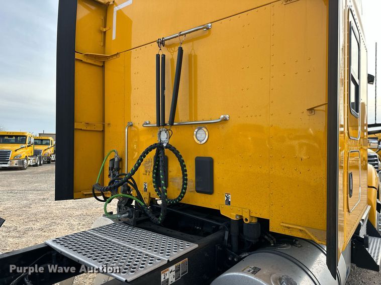 image for item ER4862 2022 Kenworth T680 semi truck