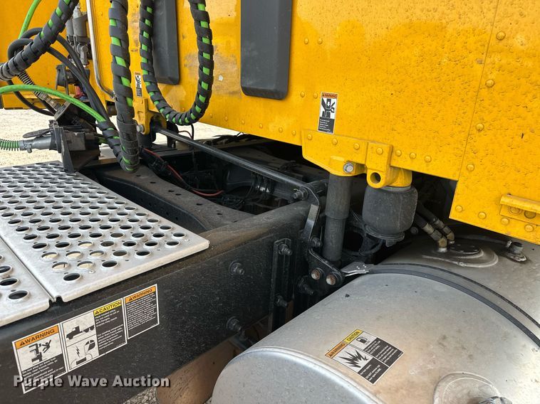 image for item ER4862 2022 Kenworth T680 semi truck