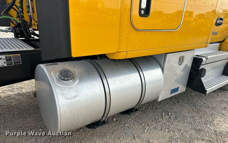 image for item ER4862 2022 Kenworth T680 semi truck