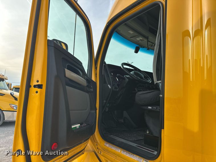 image for item ER4862 2022 Kenworth T680 semi truck