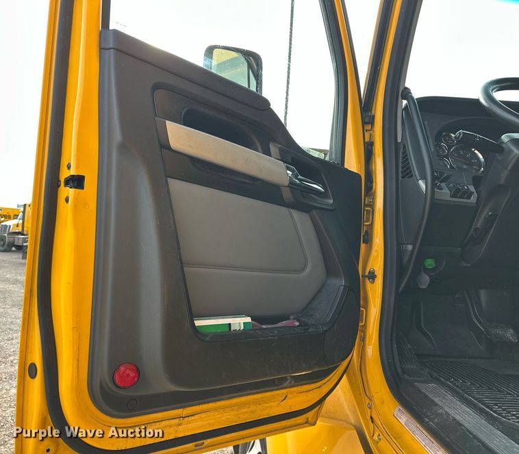 image for item ER4862 2022 Kenworth T680 semi truck