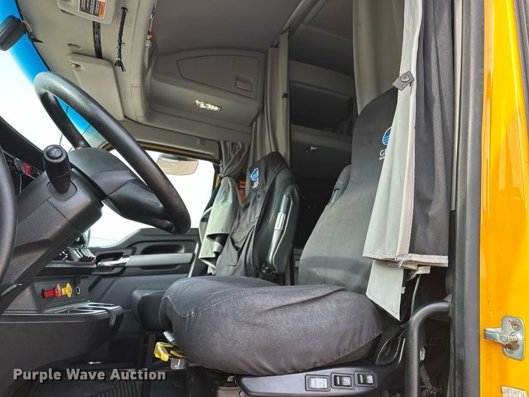 image for item ER4862 2022 Kenworth T680 semi truck