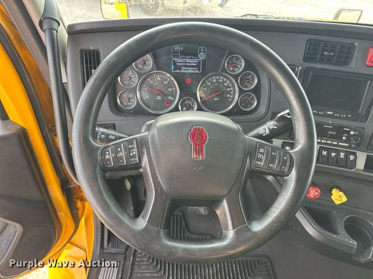 image for item ER4862 2022 Kenworth T680 semi truck
