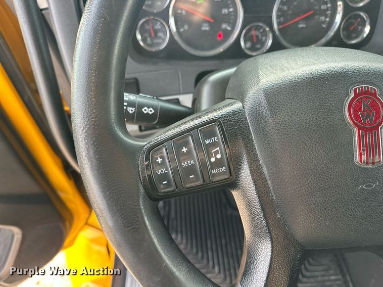 image for item ER4862 2022 Kenworth T680 semi truck
