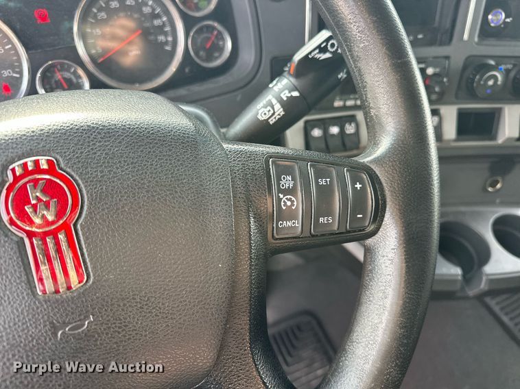 image for item ER4862 2022 Kenworth T680 semi truck