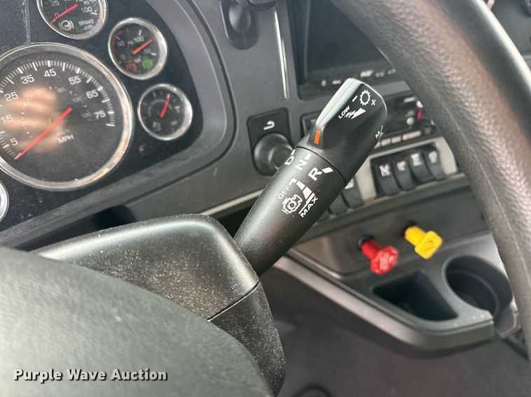 image for item ER4862 2022 Kenworth T680 semi truck