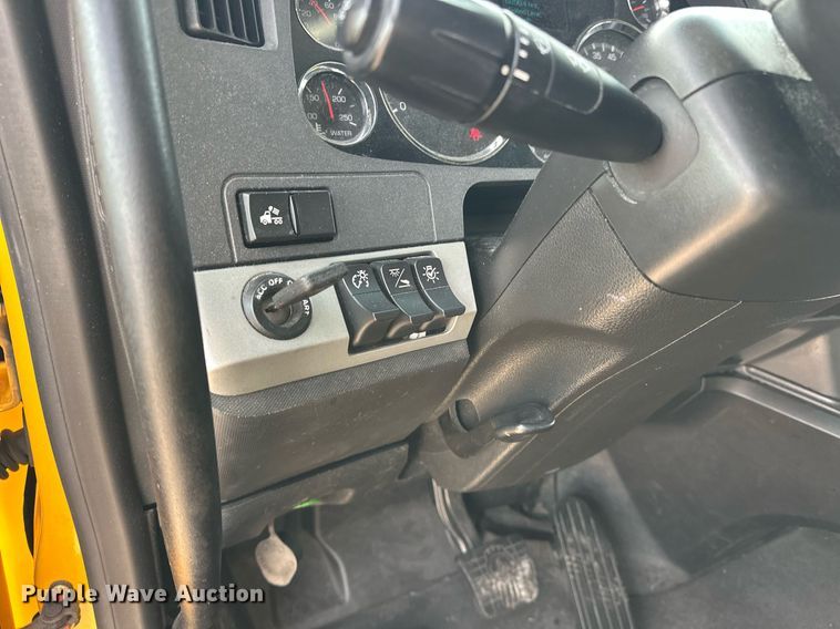 image for item ER4862 2022 Kenworth T680 semi truck