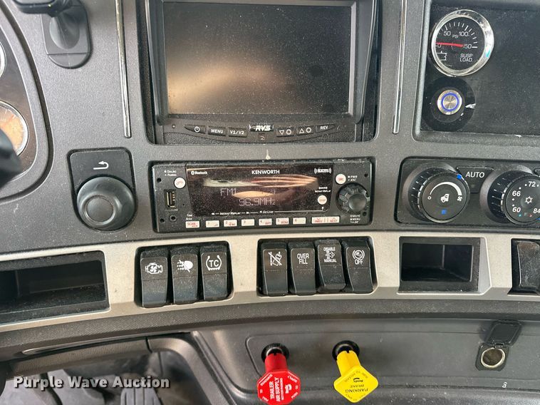 image for item ER4862 2022 Kenworth T680 semi truck