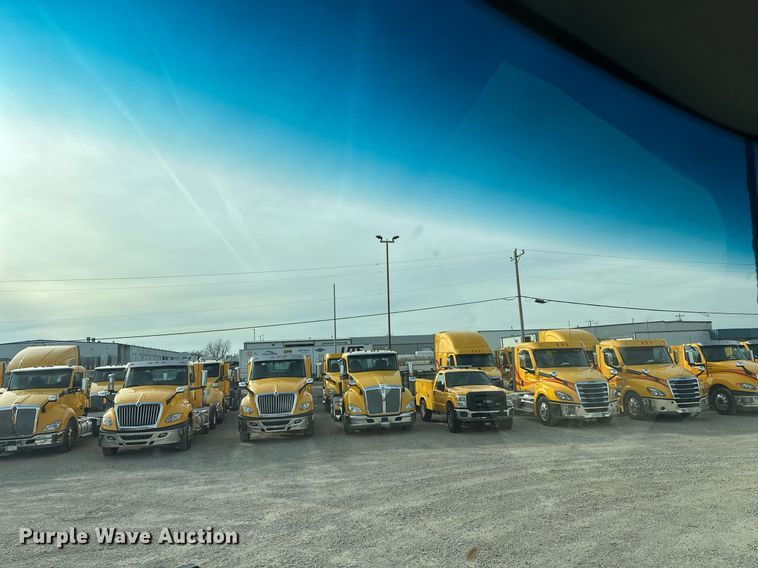 image for item ER4862 2022 Kenworth T680 semi truck