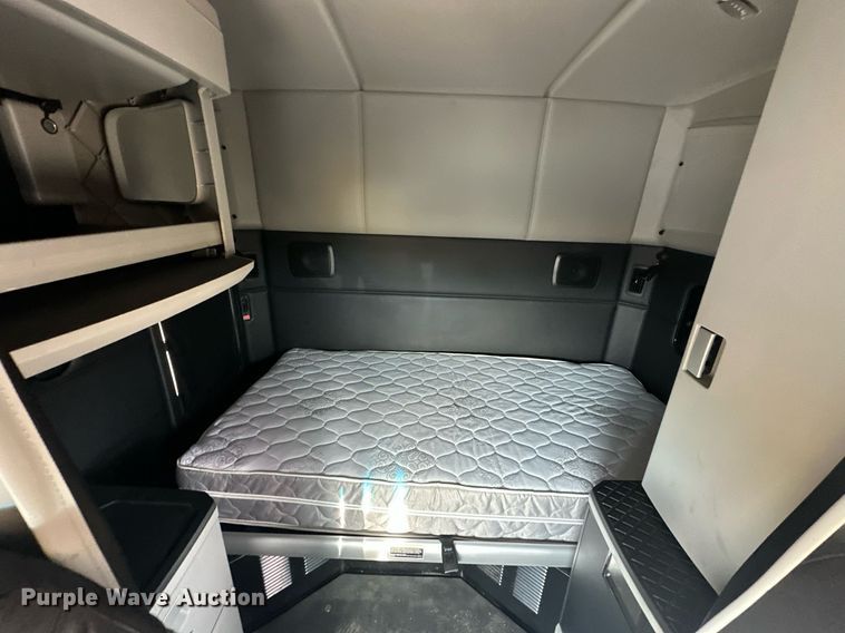 image for item ER4862 2022 Kenworth T680 semi truck