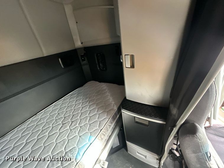 image for item ER4862 2022 Kenworth T680 semi truck