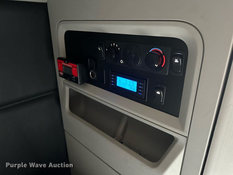 image for item ER4862 2022 Kenworth T680 semi truck