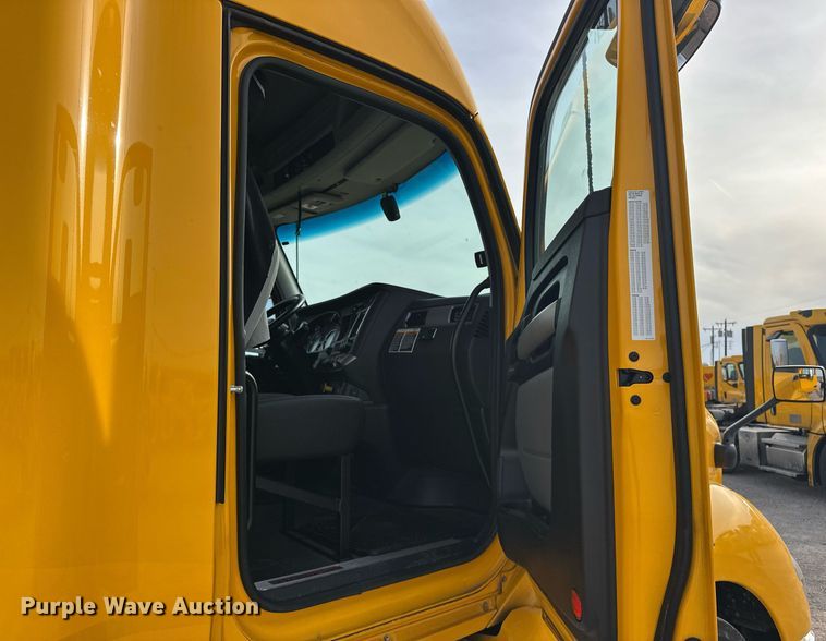image for item ER4862 2022 Kenworth T680 semi truck
