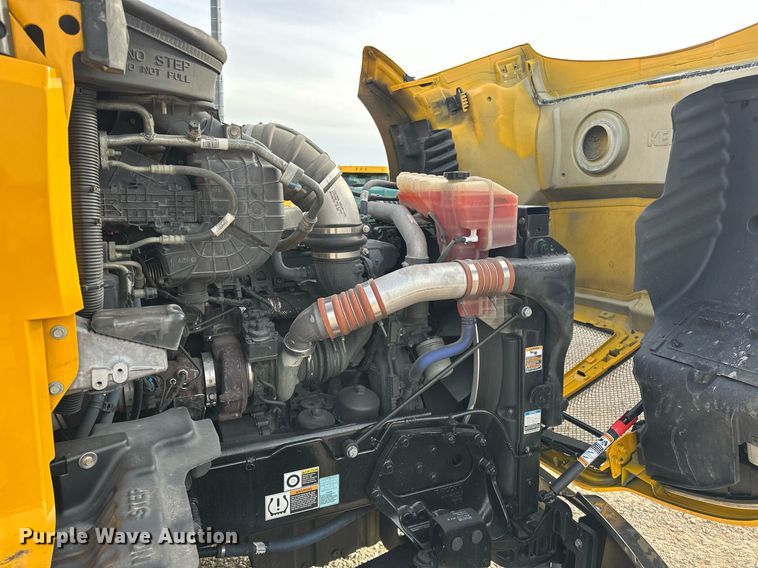 image for item ER4862 2022 Kenworth T680 semi truck