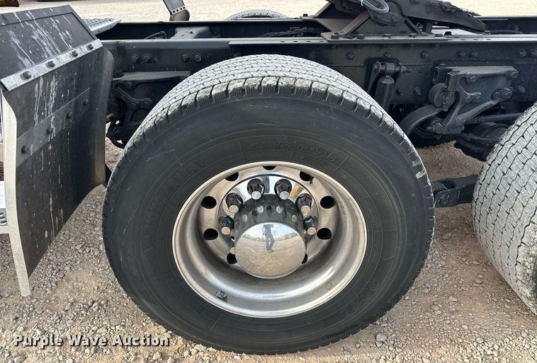 image for item ER4862 2022 Kenworth T680 semi truck