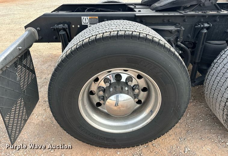 image for item ER4862 2022 Kenworth T680 semi truck