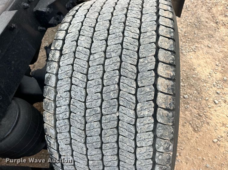 image for item ER4862 2022 Kenworth T680 semi truck