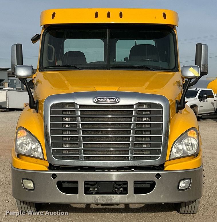 image for item ER4863 2018 Freightliner Cascadia 125 semi truck
