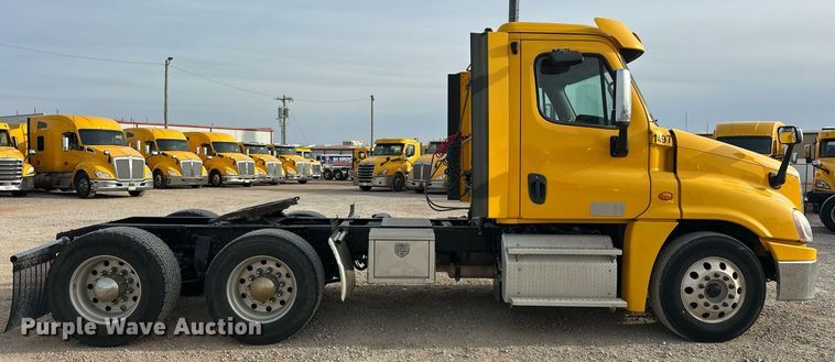 image for item ER4863 2018 Freightliner Cascadia 125 semi truck