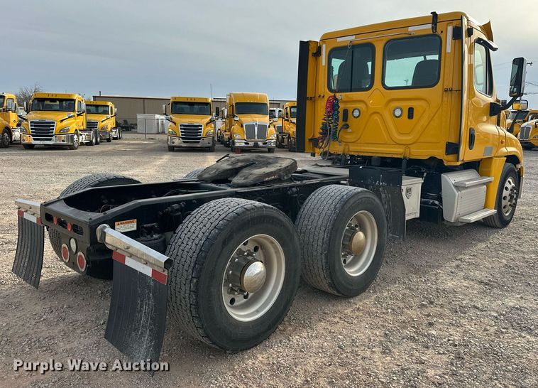 image for item ER4863 2018 Freightliner Cascadia 125 semi truck