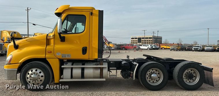 image for item ER4863 2018 Freightliner Cascadia 125 semi truck