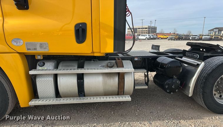 image for item ER4863 2018 Freightliner Cascadia 125 semi truck