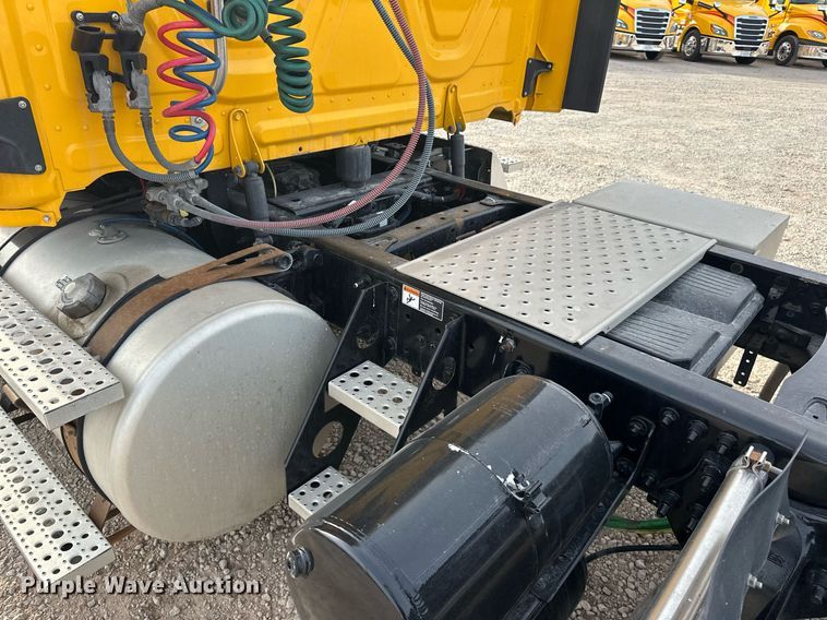 image for item ER4863 2018 Freightliner Cascadia 125 semi truck