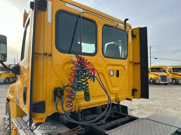 image for item ER4863 2018 Freightliner Cascadia 125 semi truck