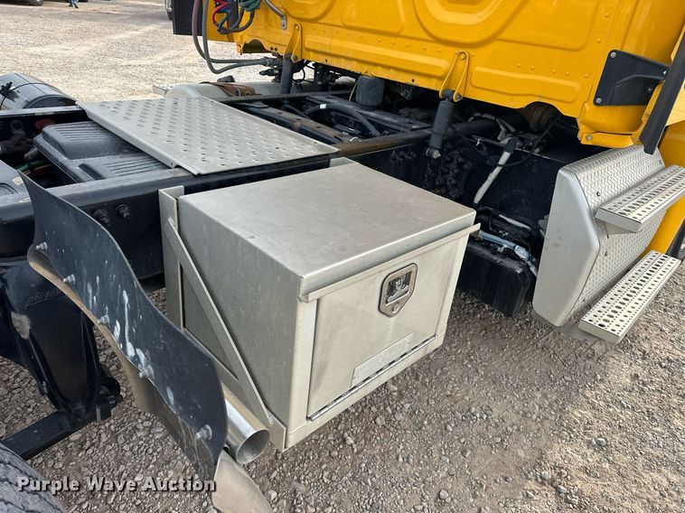 image for item ER4863 2018 Freightliner Cascadia 125 semi truck