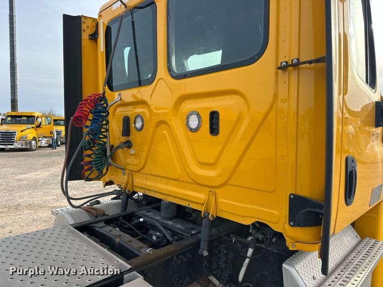 image for item ER4863 2018 Freightliner Cascadia 125 semi truck