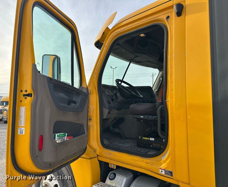 image for item ER4863 2018 Freightliner Cascadia 125 semi truck