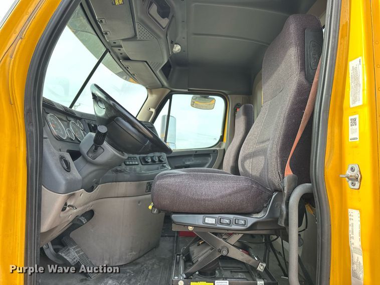 image for item ER4863 2018 Freightliner Cascadia 125 semi truck