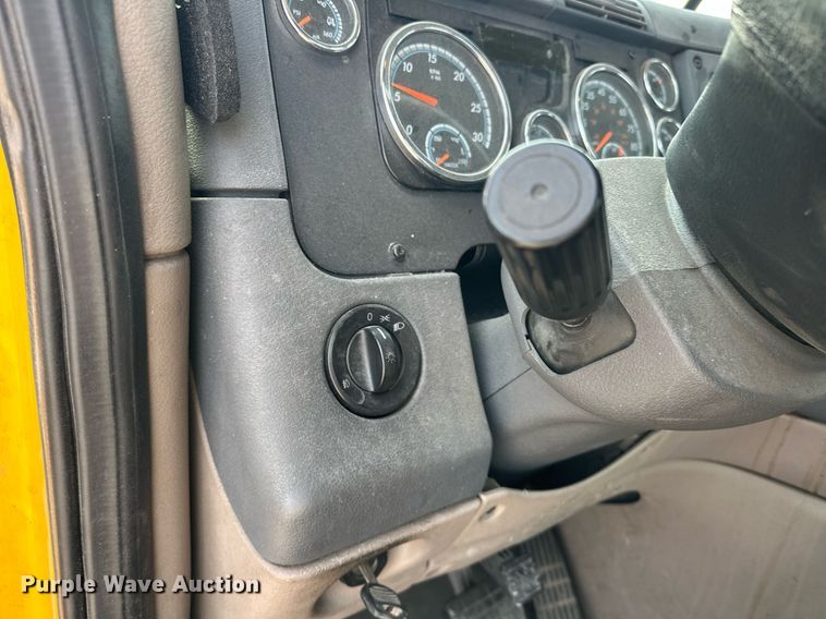 image for item ER4863 2018 Freightliner Cascadia 125 semi truck