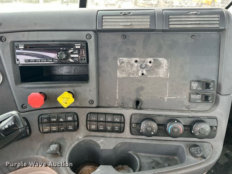 image for item ER4863 2018 Freightliner Cascadia 125 semi truck