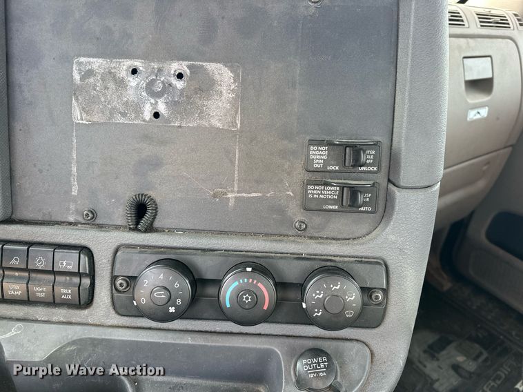 image for item ER4863 2018 Freightliner Cascadia 125 semi truck