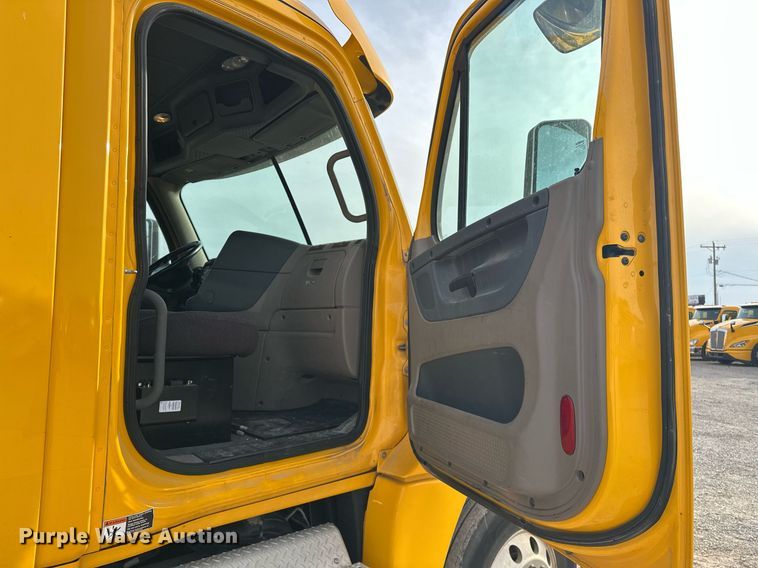 image for item ER4863 2018 Freightliner Cascadia 125 semi truck