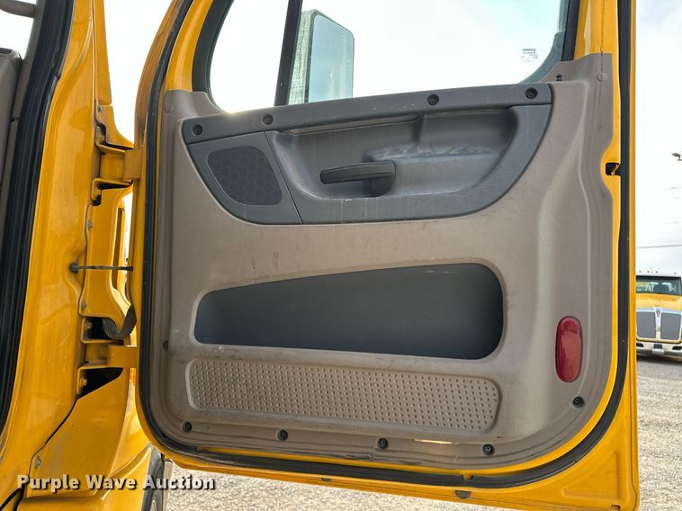 image for item ER4863 2018 Freightliner Cascadia 125 semi truck