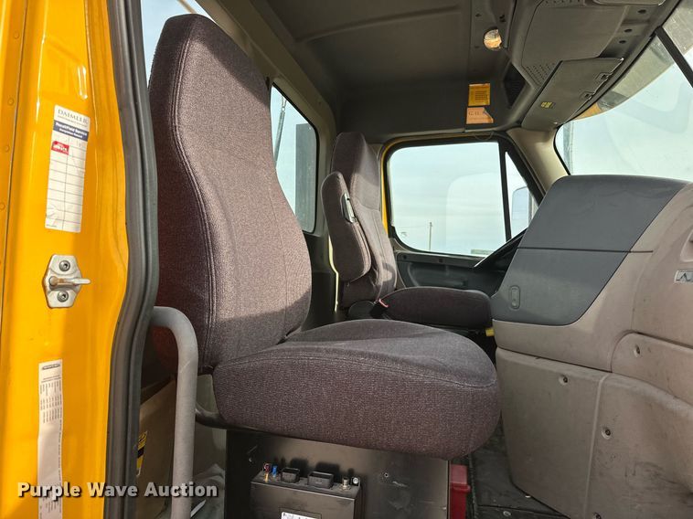 image for item ER4863 2018 Freightliner Cascadia 125 semi truck