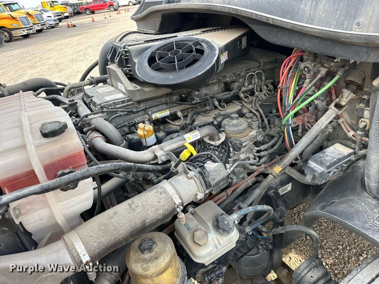 image for item ER4863 2018 Freightliner Cascadia 125 semi truck