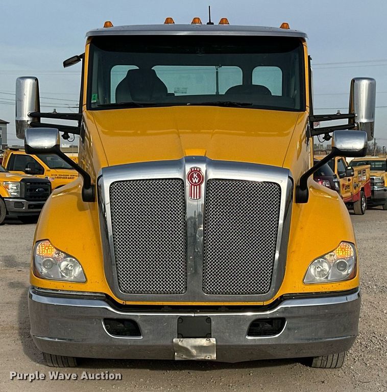 image for item ER4864 2021 Kenworth T680 semi truck