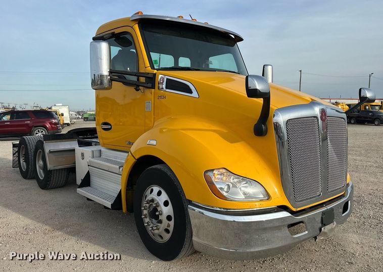 image for item ER4864 2021 Kenworth T680 semi truck
