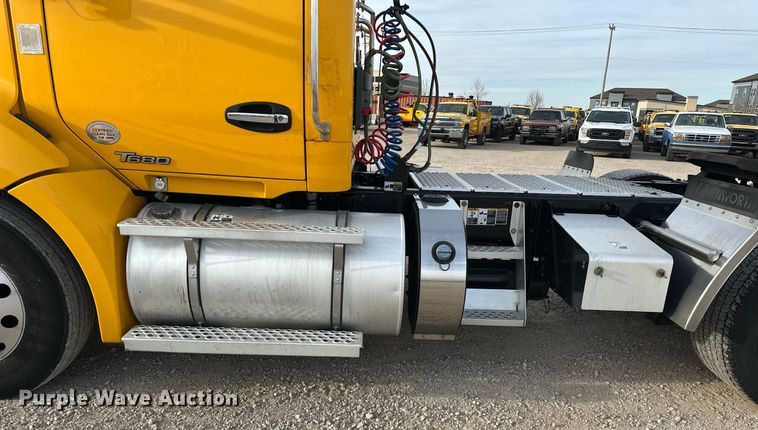 image for item ER4864 2021 Kenworth T680 semi truck