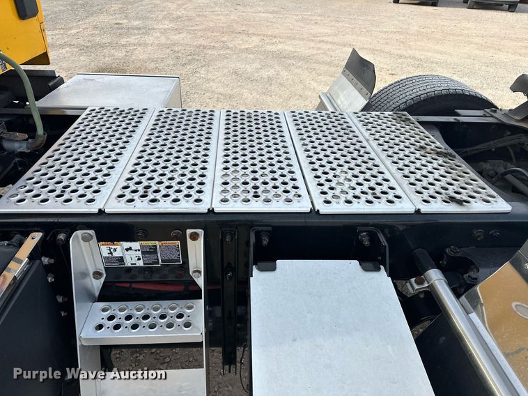 image for item ER4864 2021 Kenworth T680 semi truck