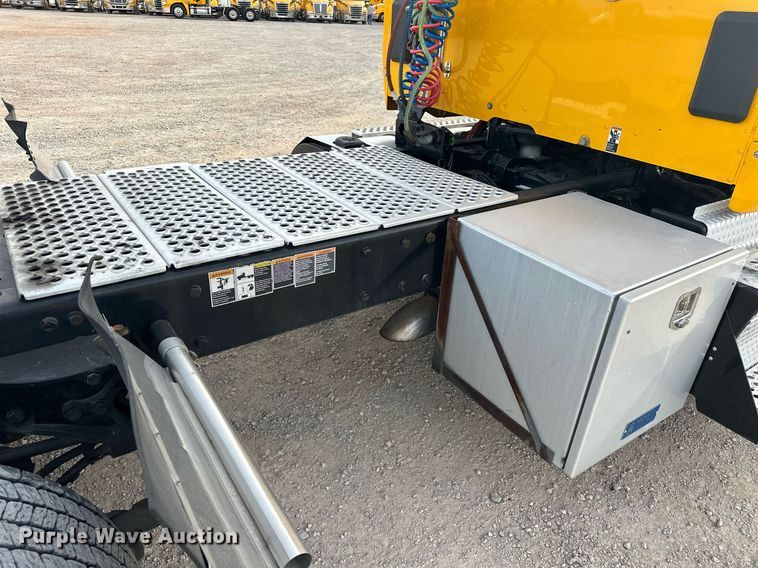 image for item ER4864 2021 Kenworth T680 semi truck