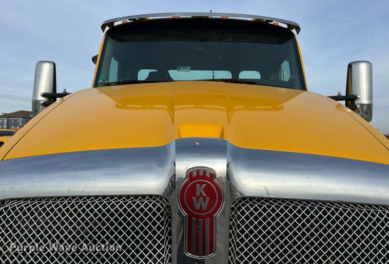 image for item ER4864 2021 Kenworth T680 semi truck