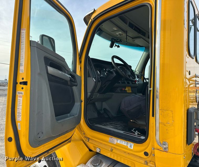 image for item ER4864 2021 Kenworth T680 semi truck