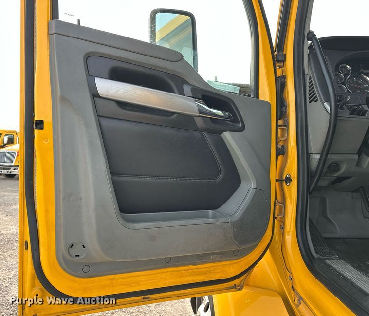 image for item ER4864 2021 Kenworth T680 semi truck