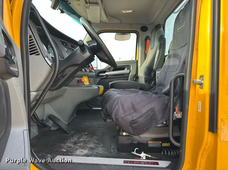 image for item ER4864 2021 Kenworth T680 semi truck